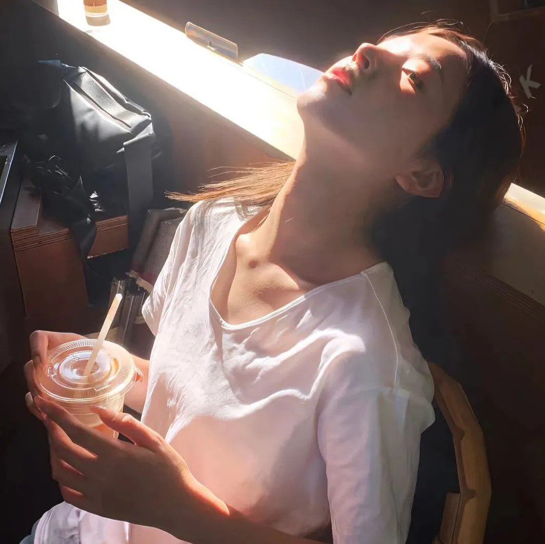 鉴你所见：崖壁大战海报